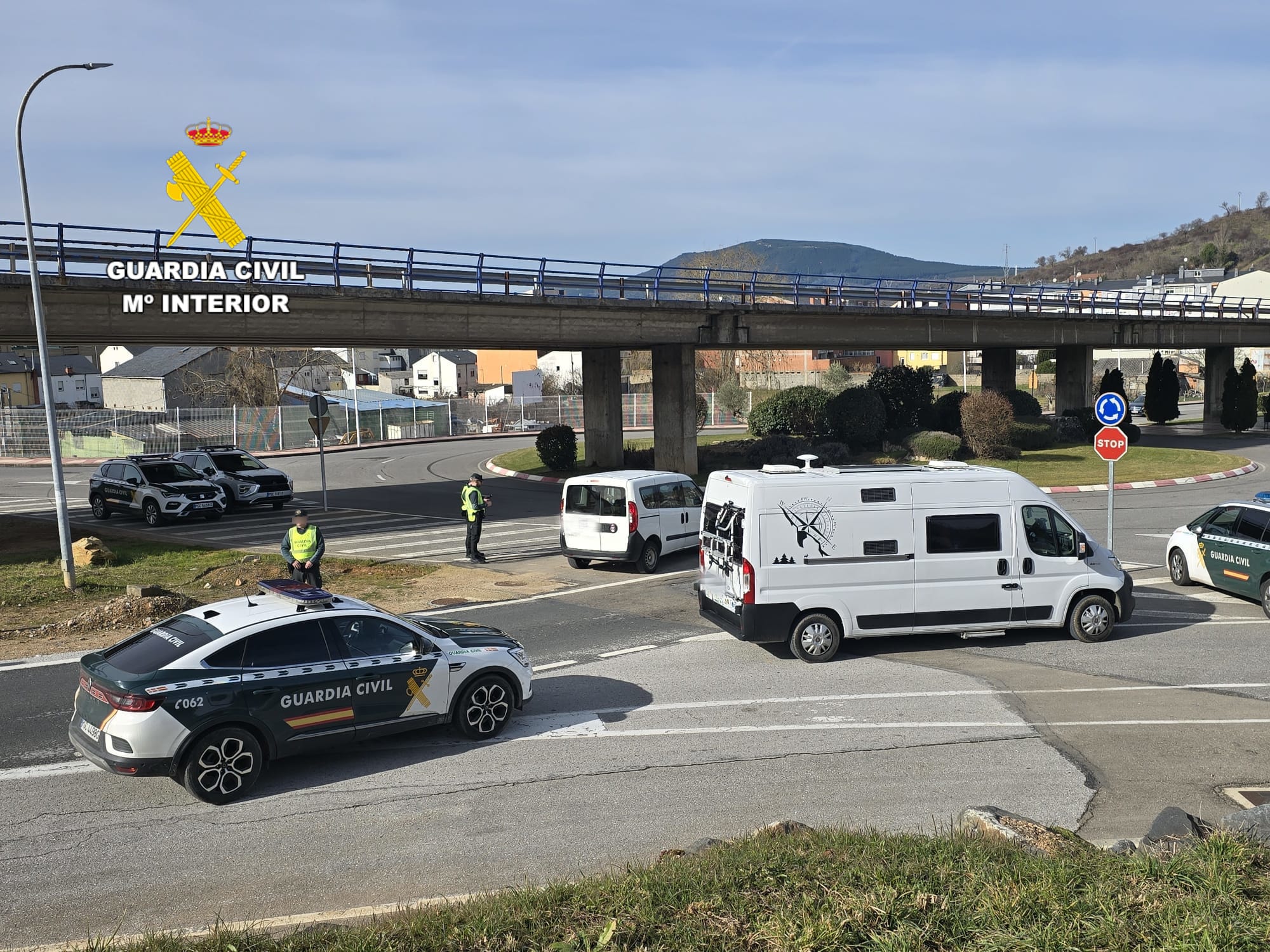 Un instante de la intervención de la Guardia Civil.