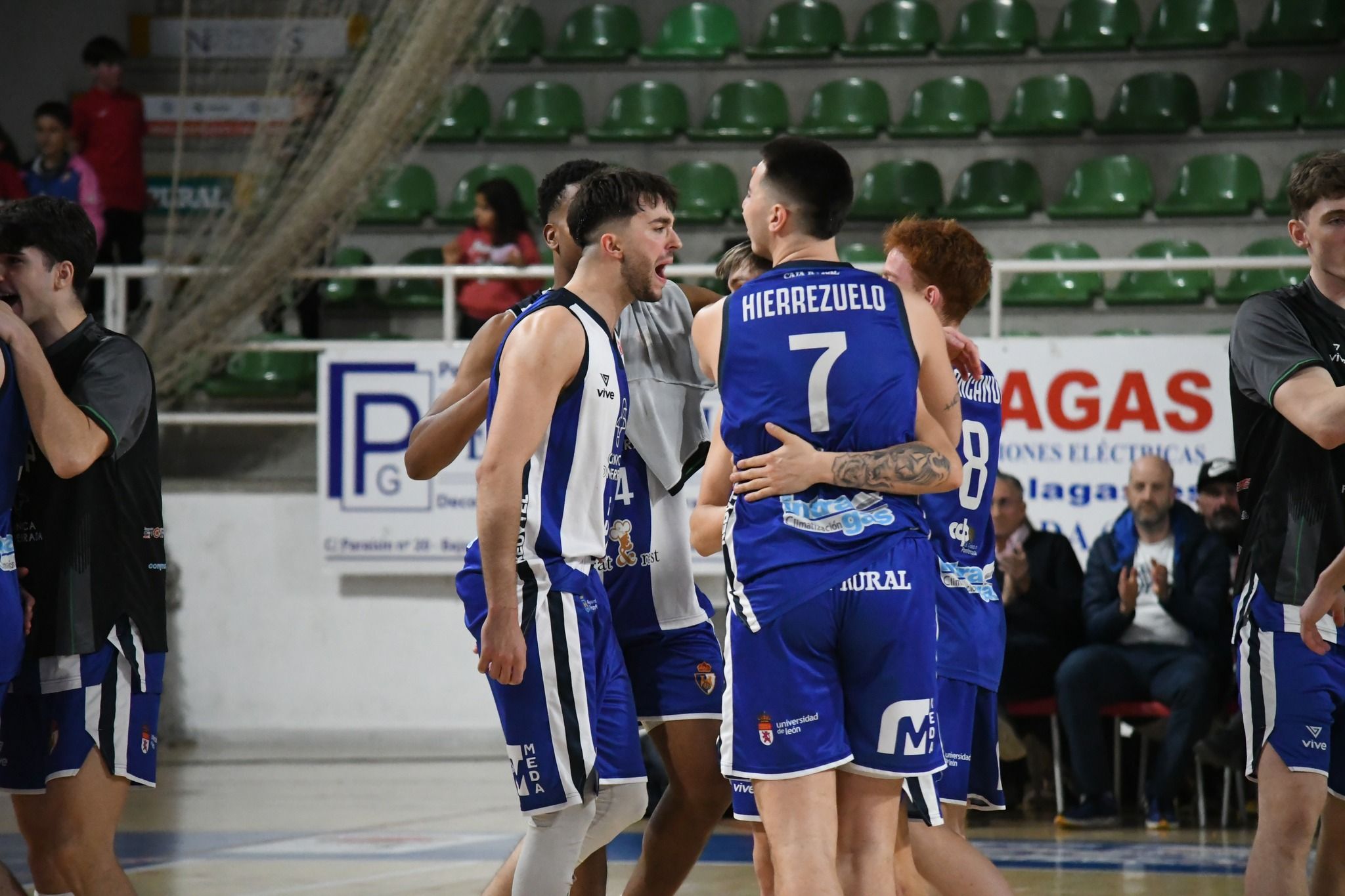 El Clínica Ponferrada remontó gracias a los grandes números en el rebote. CPSD