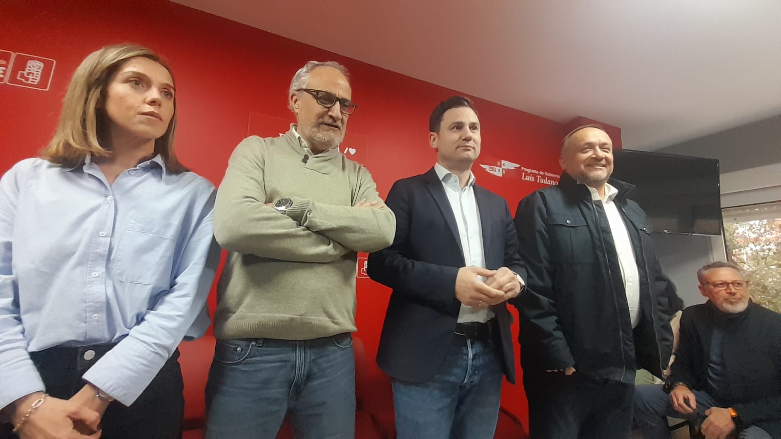 Cendón arropado por los compañeros del partido en su acercamiento a la militancia. | MAR IGLESIAS