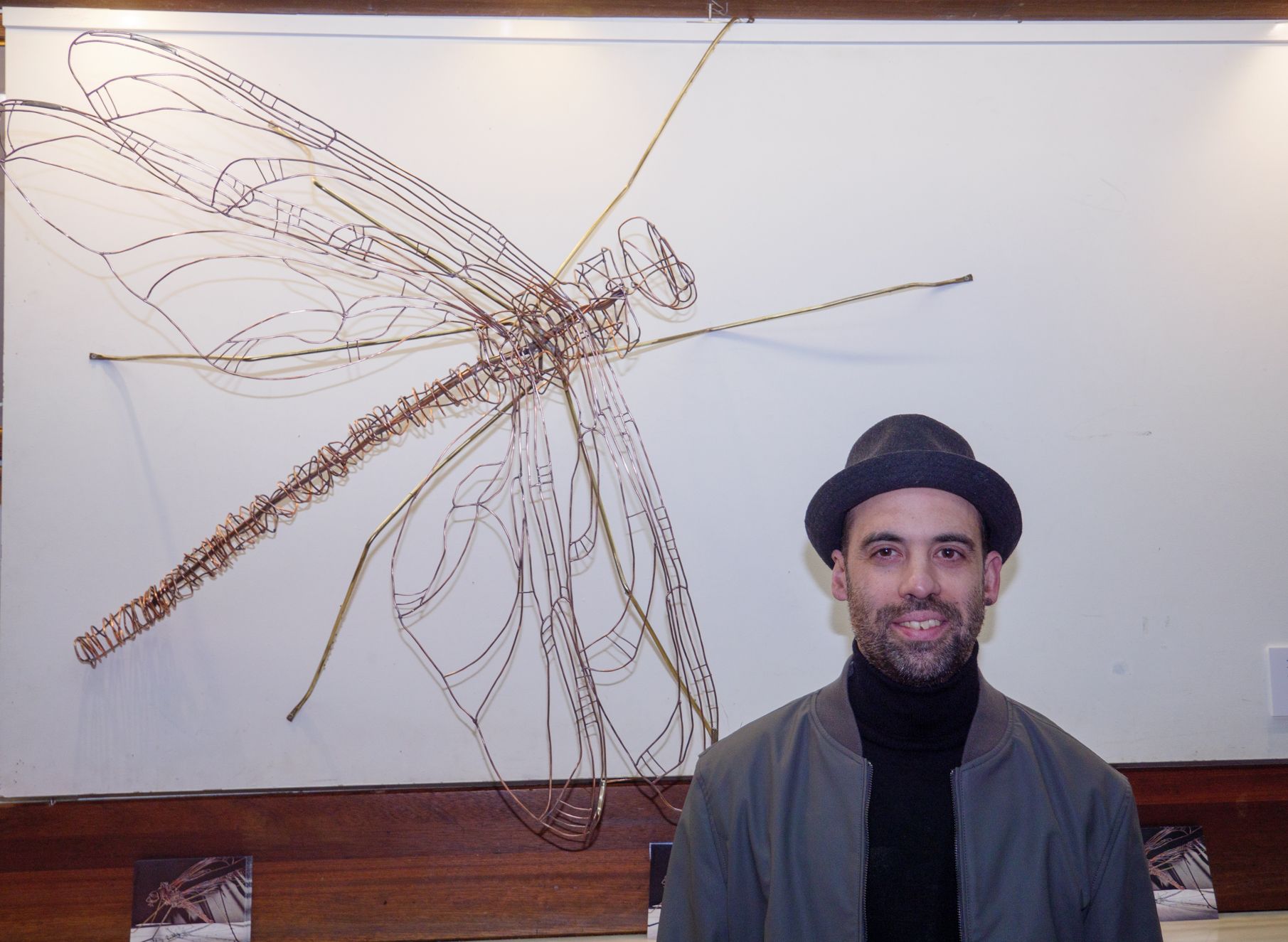 El artista leonés Juanjo Fernández junto a su obra, hecha a base de cobre y latón y expuesta desde ayer en el Camarote Madrid. | VICENTE GARCÍA