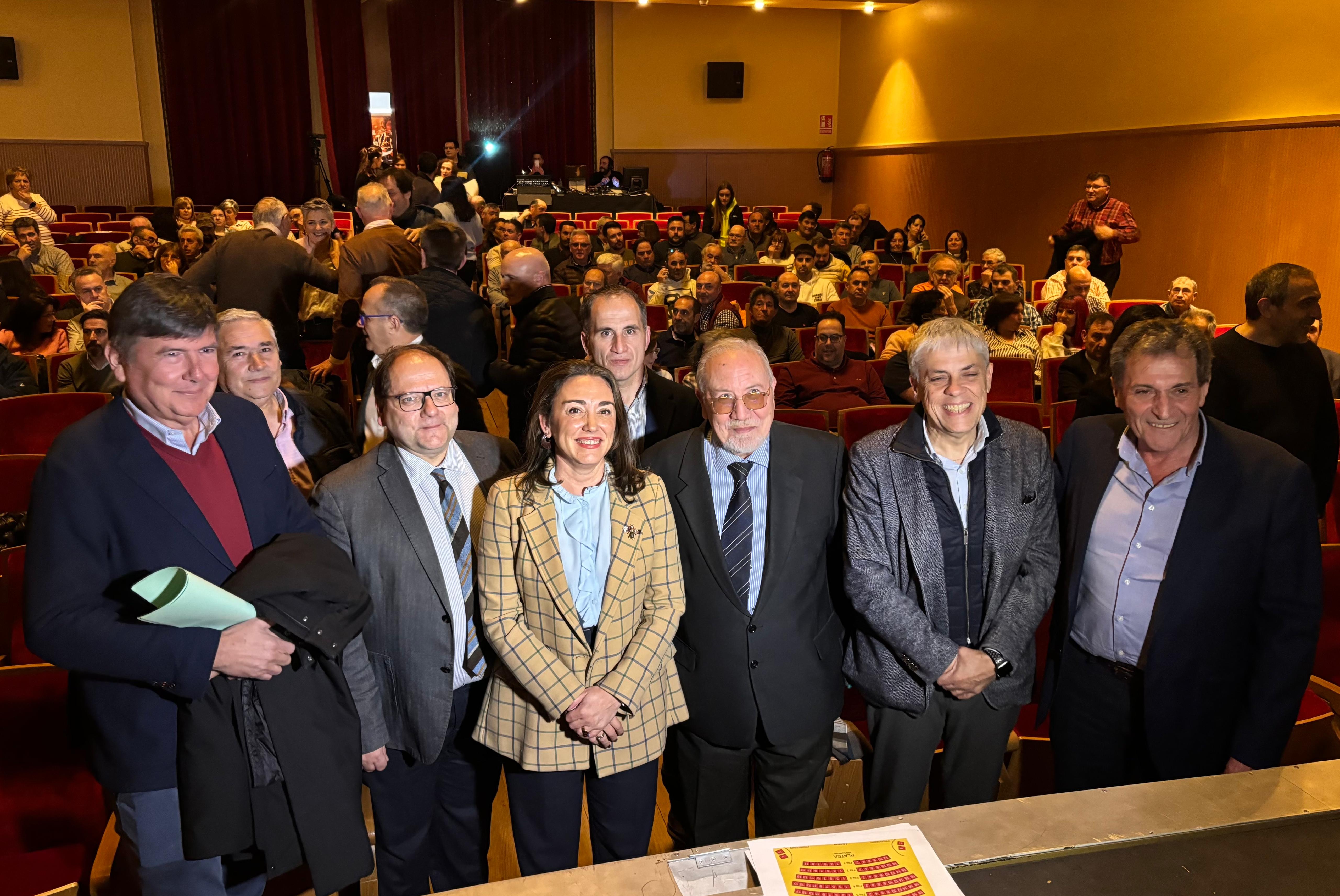 Manuel Pimentel, Javier Carrera, María González Corral, José Valón, Eduardo Diego y fidentino Reyero durante el acto. | L.N.C.