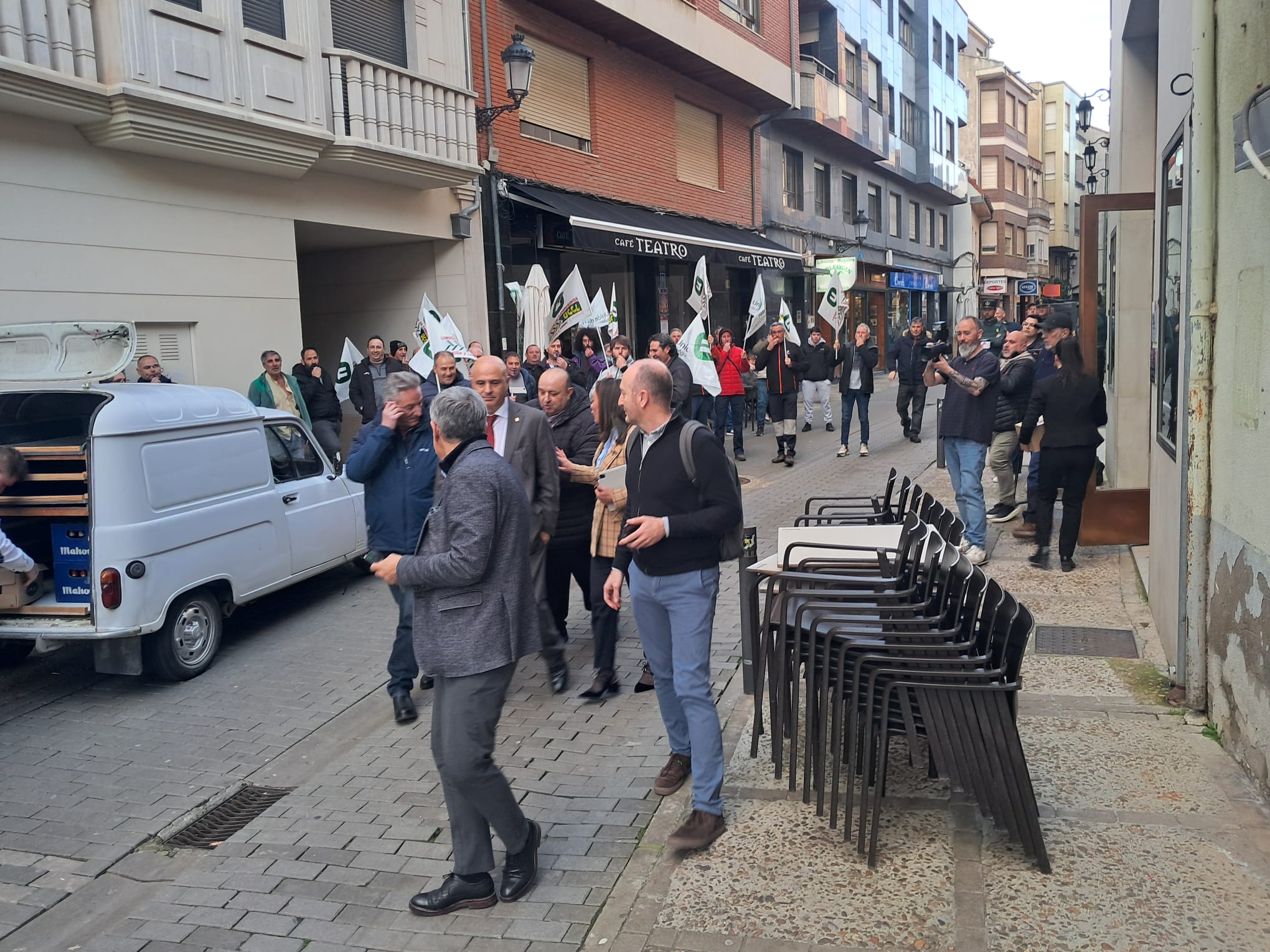 Juan Antonio Rodríguez intentado trasladar su petición a María González Corral. | L.N.C.