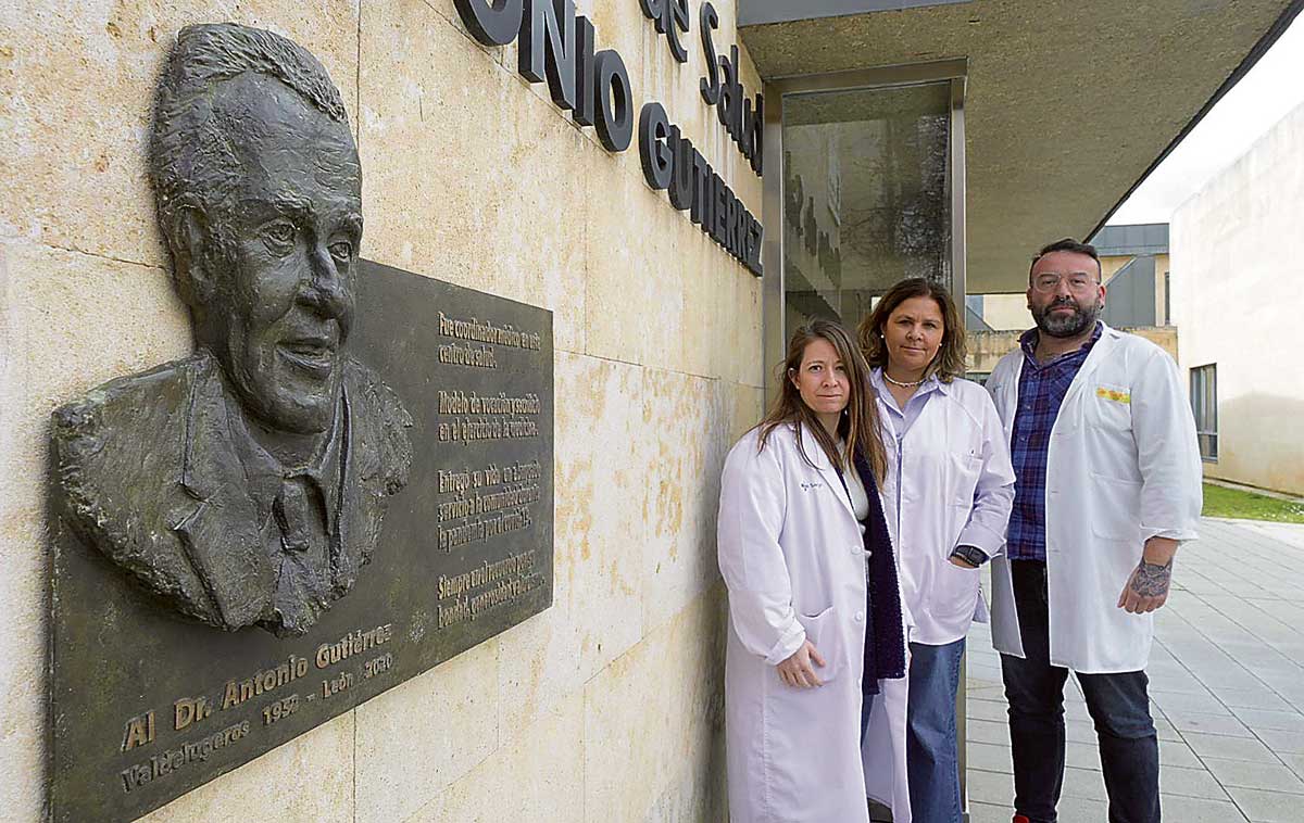 Antonio, Eva y Ana ante el Centro de Salud Antonio Gutiérrez, nombrado así tras el fallecimiento del coordinador médico durante el Covid. | MAURICIO PEÑA