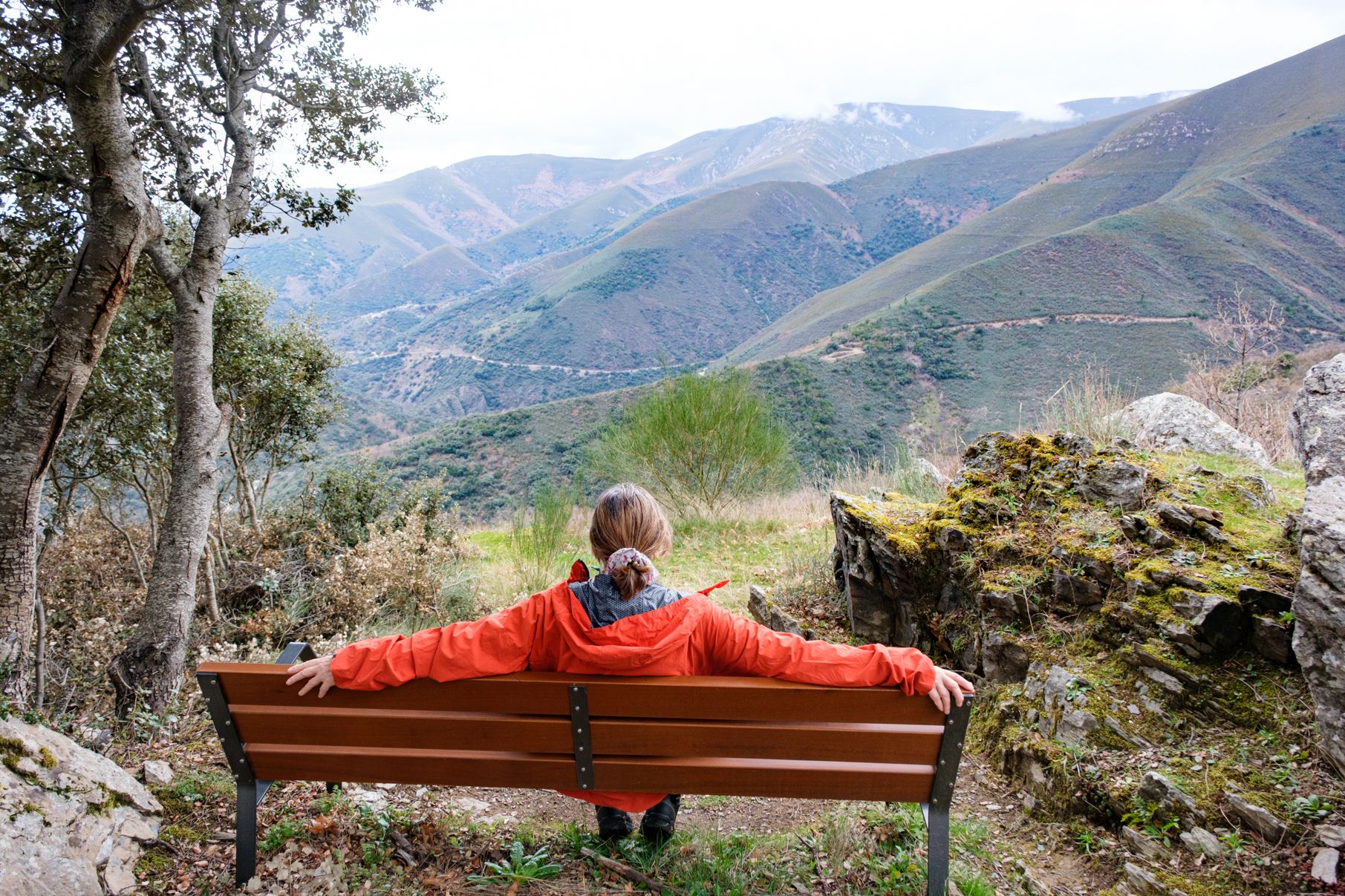 Banco en el alto con vistas al monte de Santalavilla y los canales. | VICENTE GARCÍA