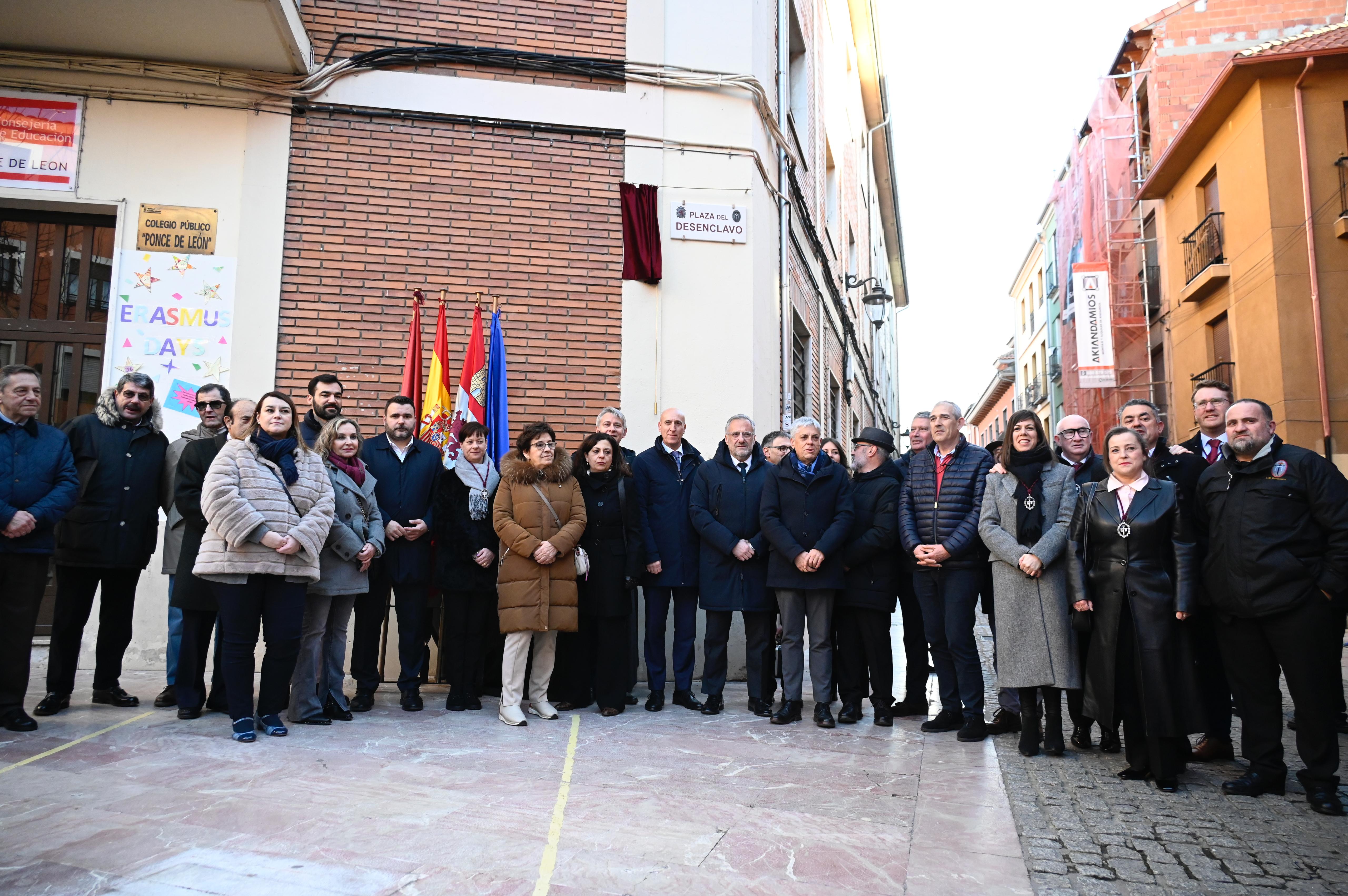 Inauguración de la placa de la 'plaza del Desenclavo', este viernes con diferentes autoridades de León. | SAÚL ARÉN