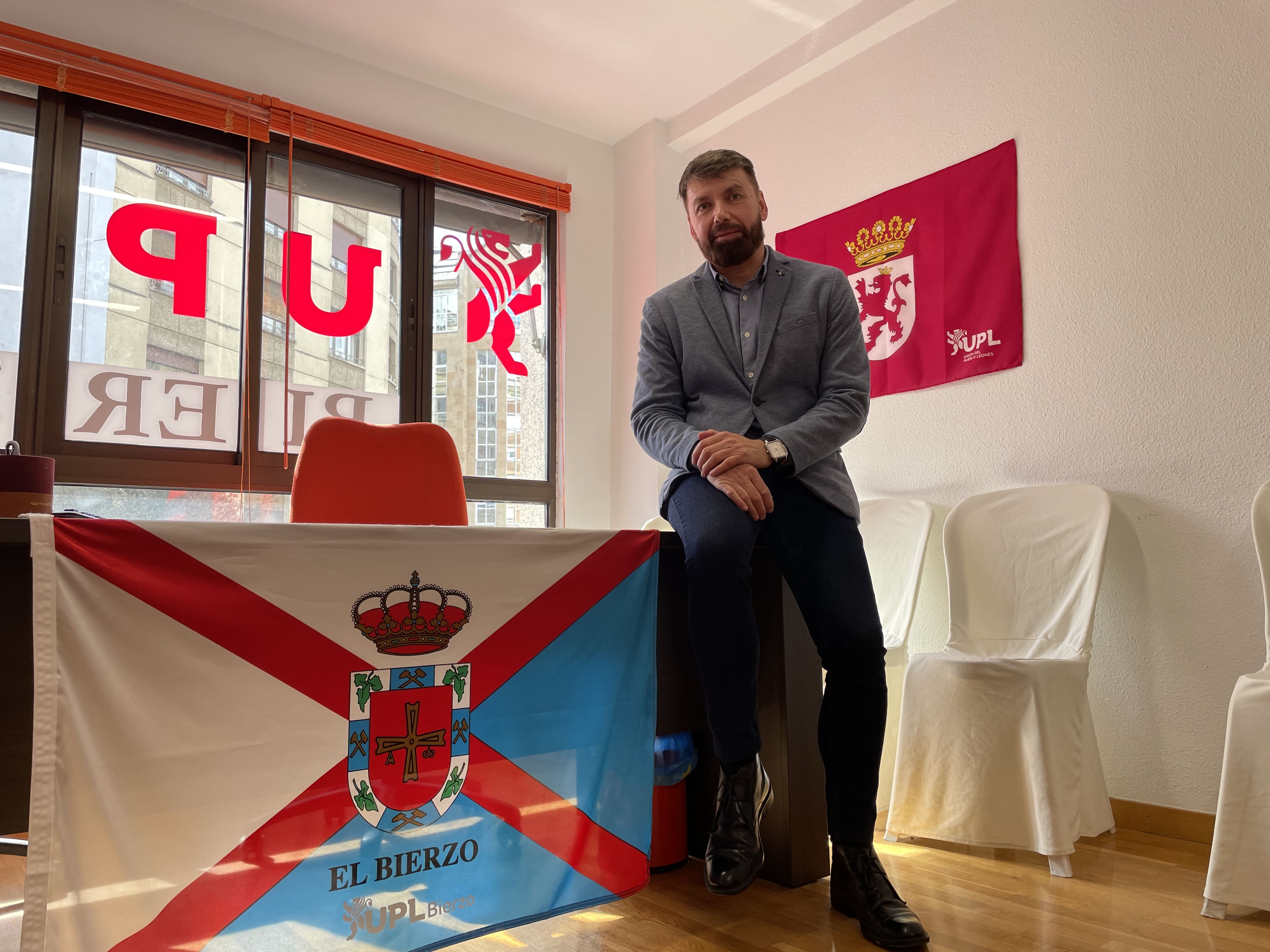 José Ramón García atiende a La Nueva Crónica en la sede de UPL en Ponferrada. | JAVIER FERNÁNDEZ