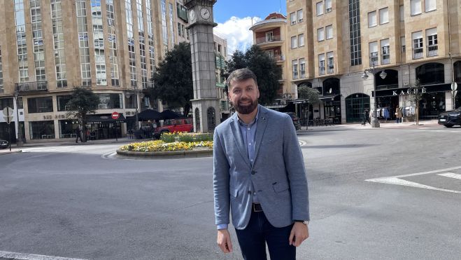 José Ramón García en las calles del centro de Ponferrada. | JAVIER FERNÁNDEZ