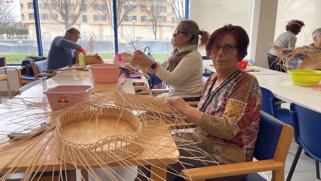 Actividades de cestería en el Centro de Día de Flores del Sil. | JAVIER FERNÁNDEZ