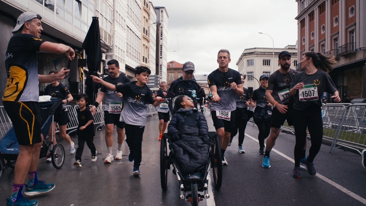 Mario participa en numerosas carreras con su silla adaptada gracias al apoyo de su familia y sus amigos. | 'EMPUJANDO SONRISAS'