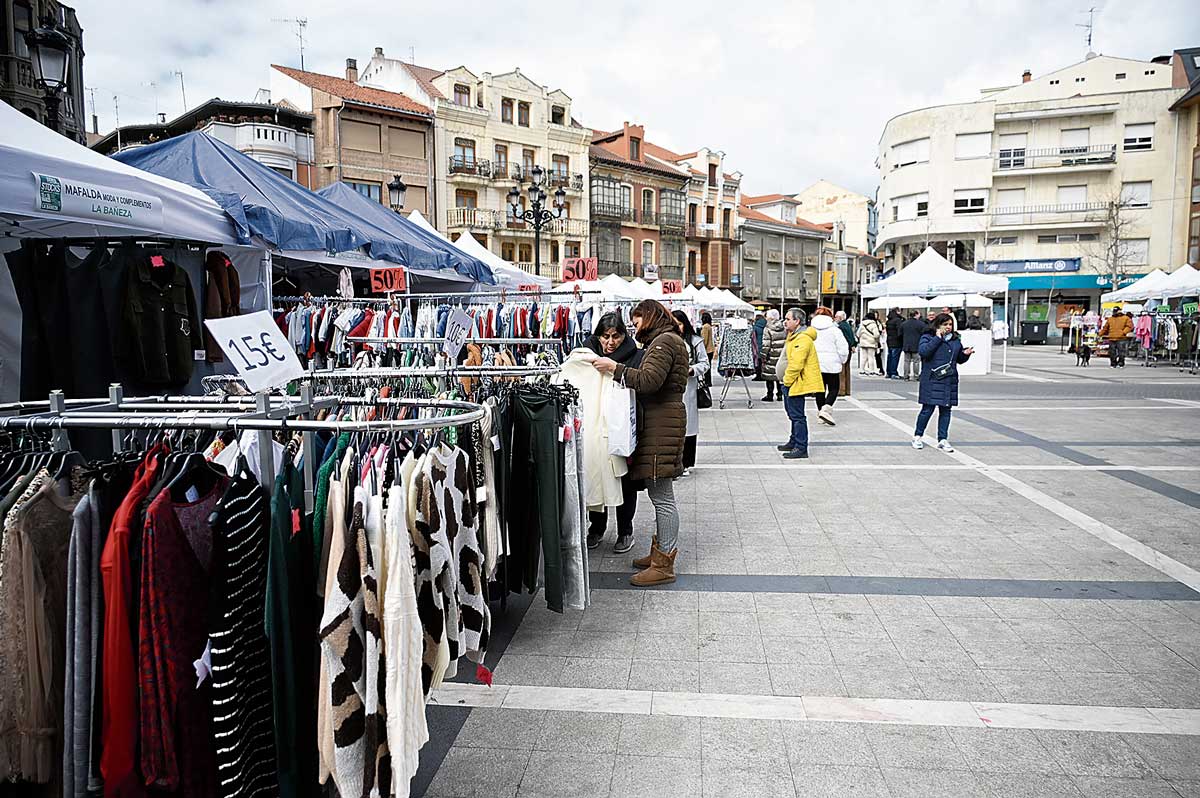 La plaza Mayor de La Bañeza ha sido el epicentro de la Feria. | SAÚL ARÉN