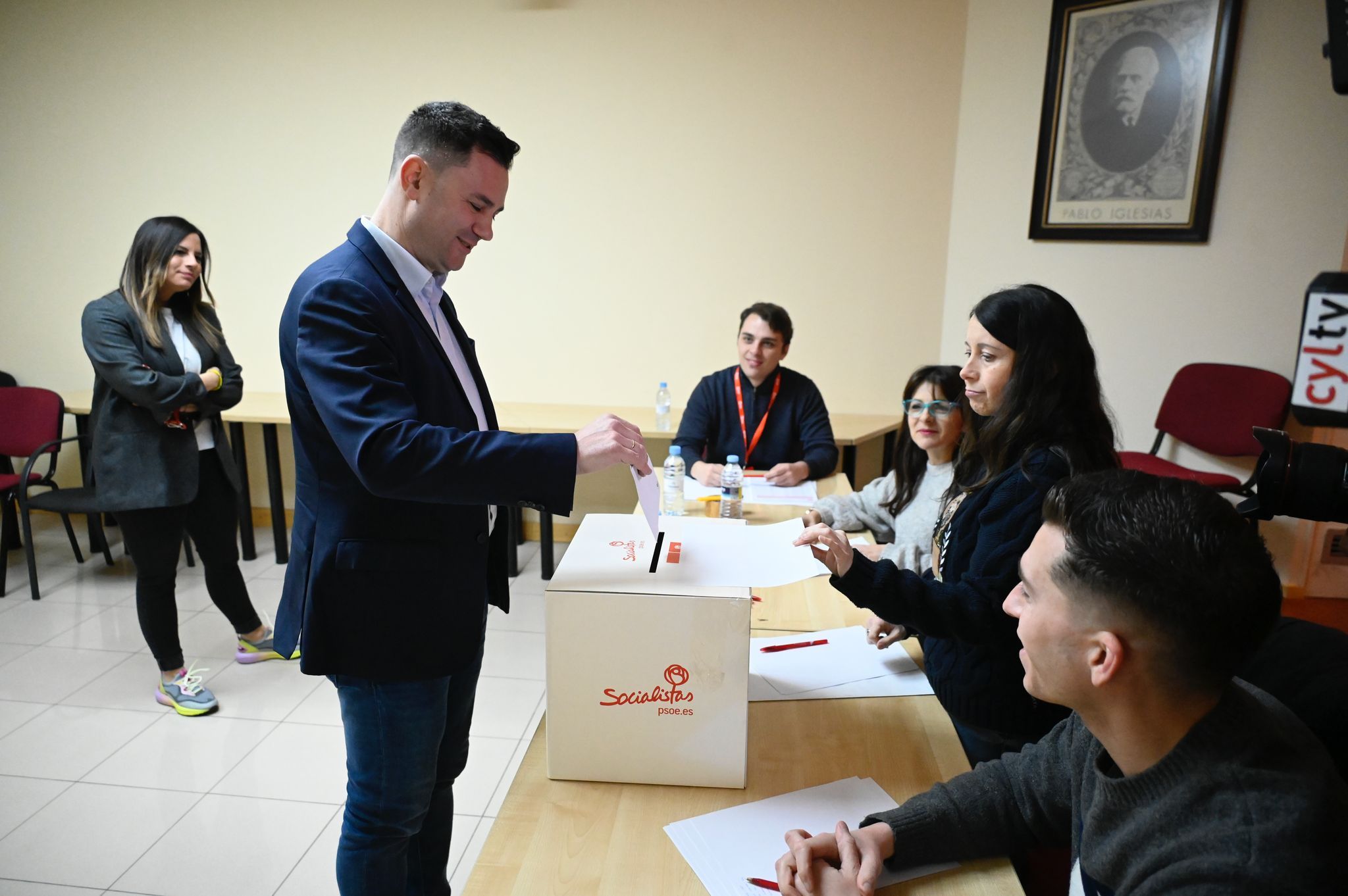 Javier Alfonso Cendón durante la votación en la sede. | SAÚL ARÉN