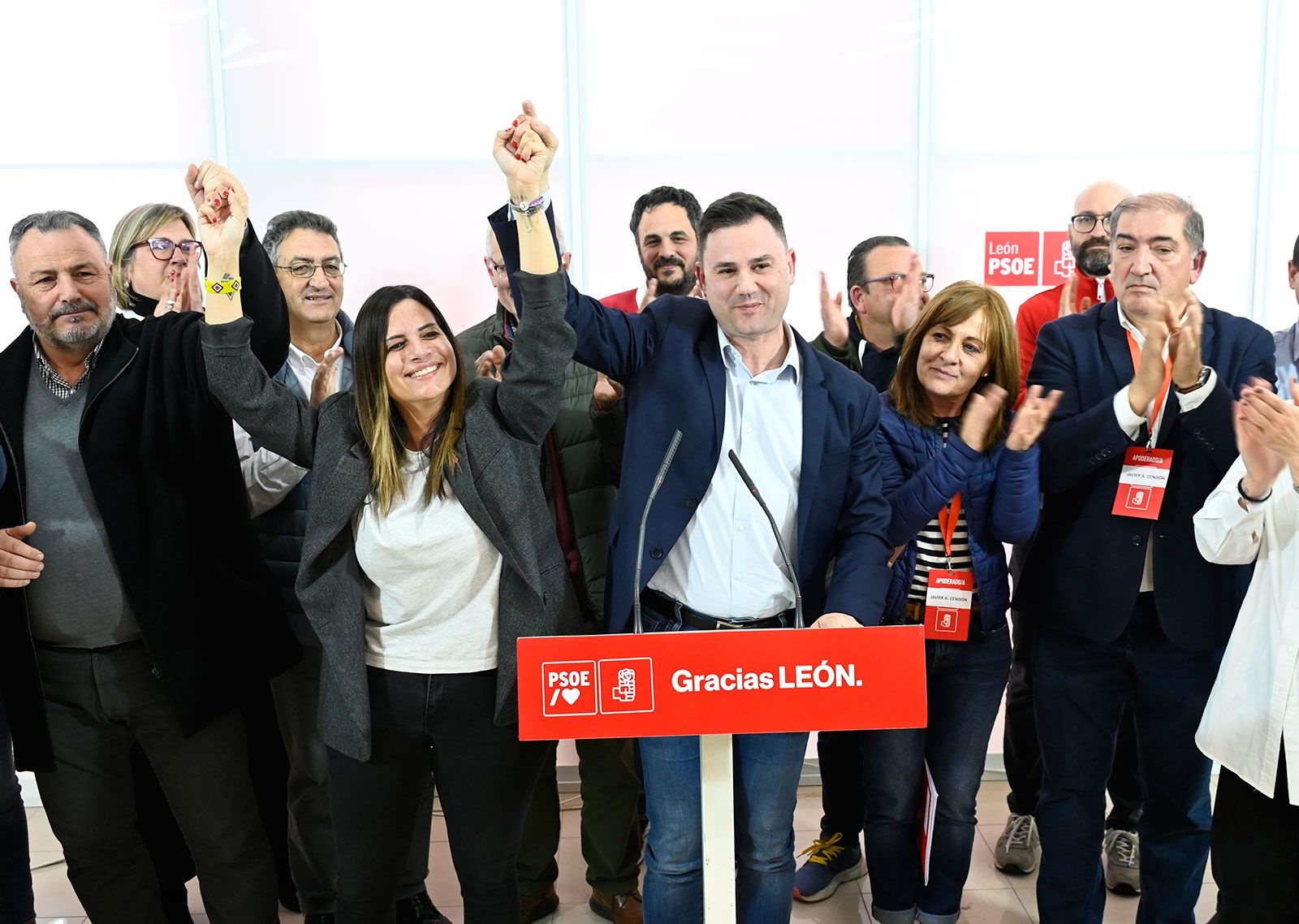 Javier Alfonso Cendón celebra su triunfo en las primarias del PSOE de León. | SAÚL ARÉN