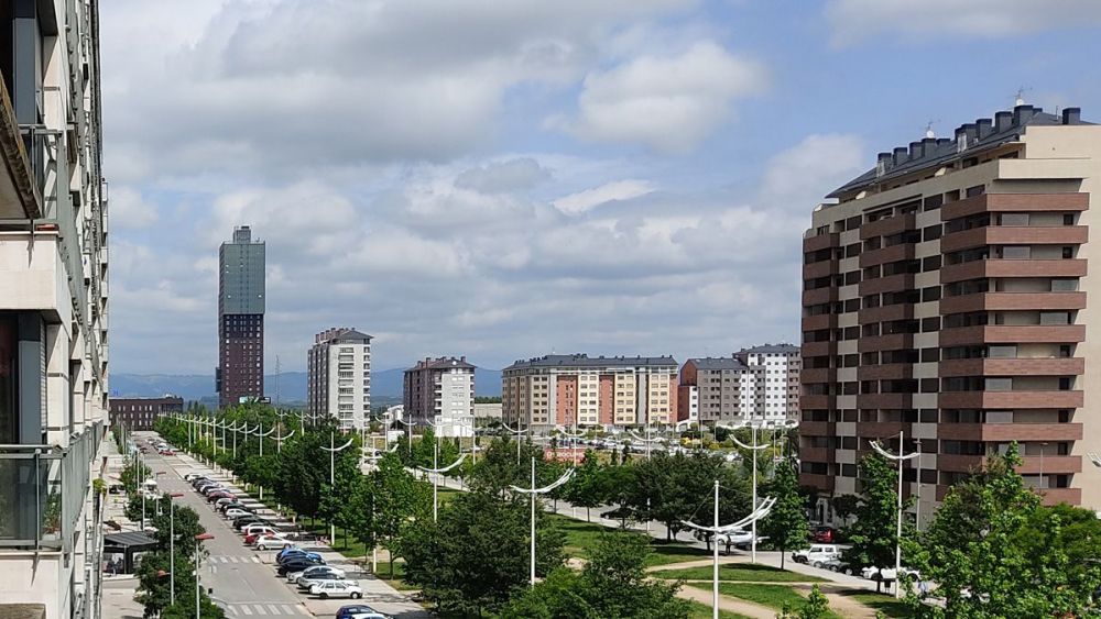 Imagen de la céntrica avenida del barrio de la Rosaleda, actualmente llamada bulevar 'Juan Carlos I Rey de España'. D.M.