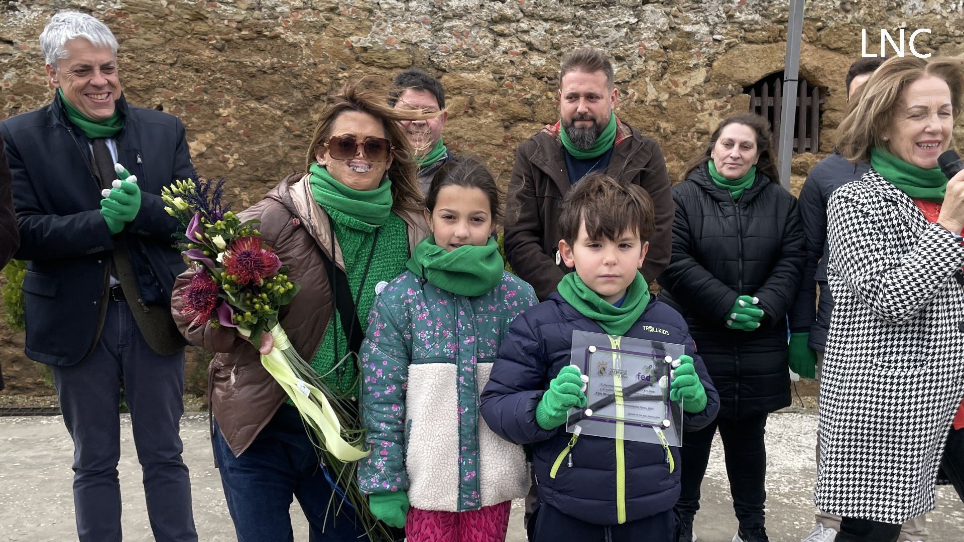 Coyanza 'se abraza' en torno al castillo para visibilizar las enfermedades raras