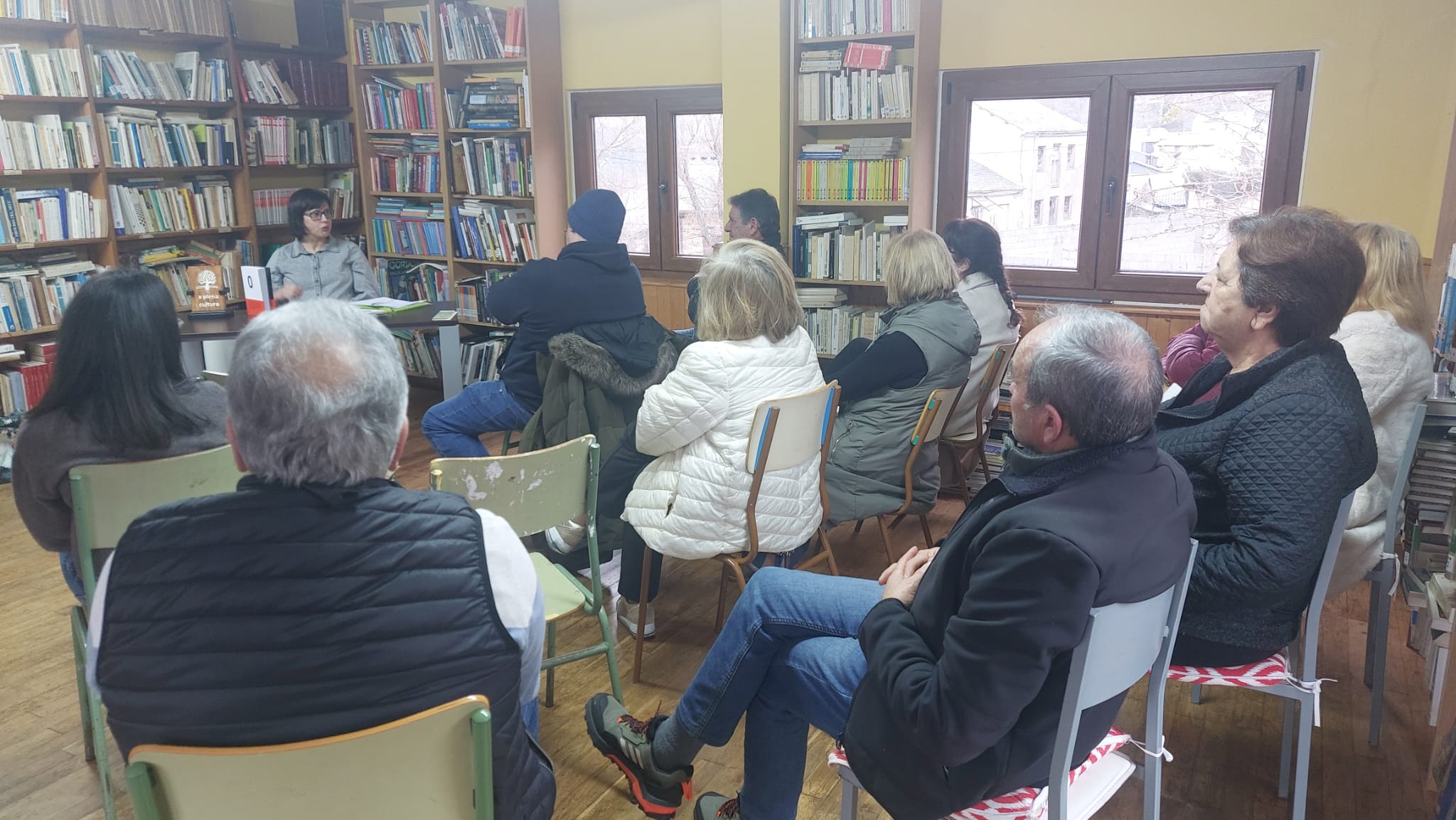 La autora en la primera sesión del Club de lectura. 