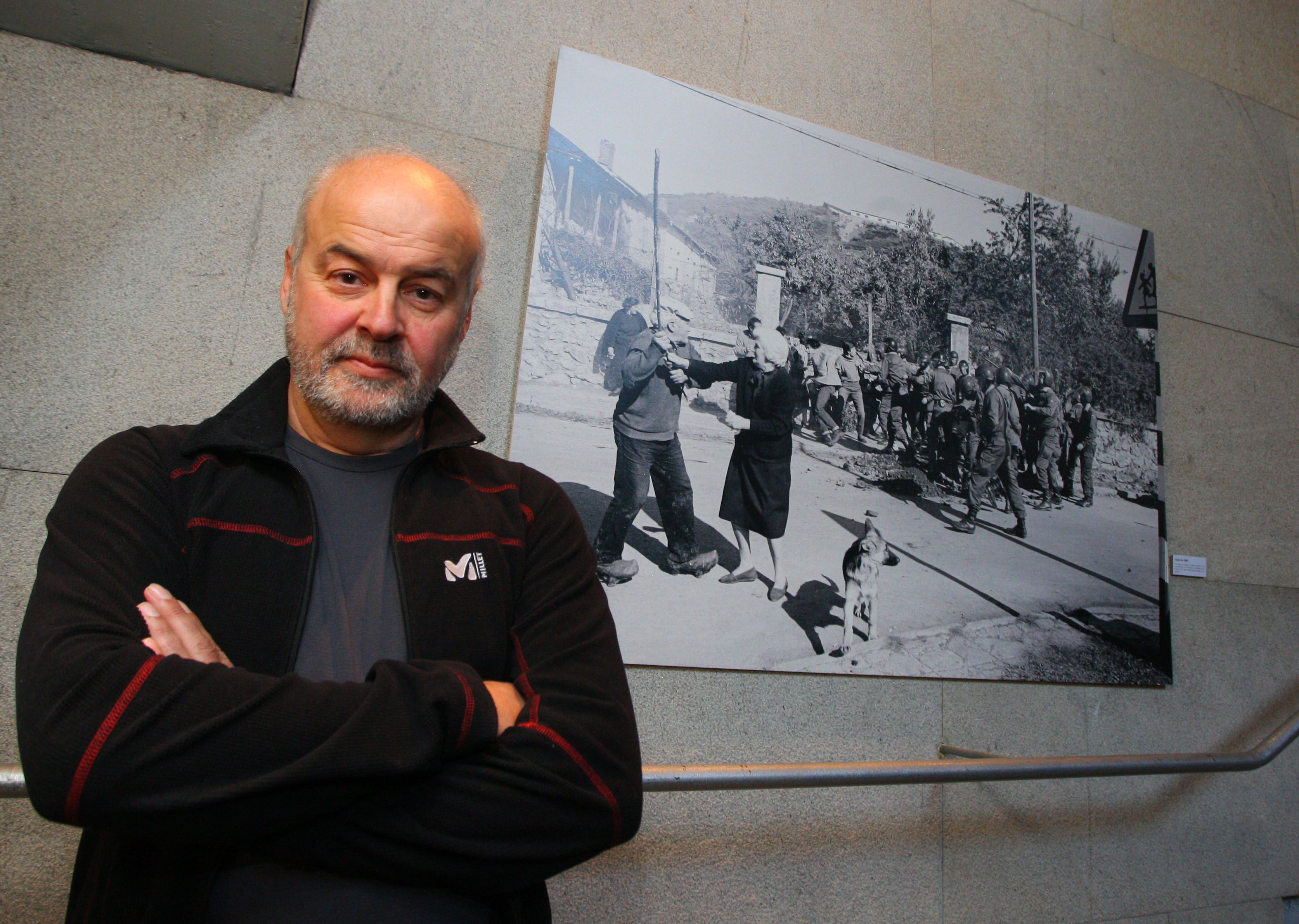 Mauricio Peña, junto a una de sus fotografías más icónicas. | ICAL