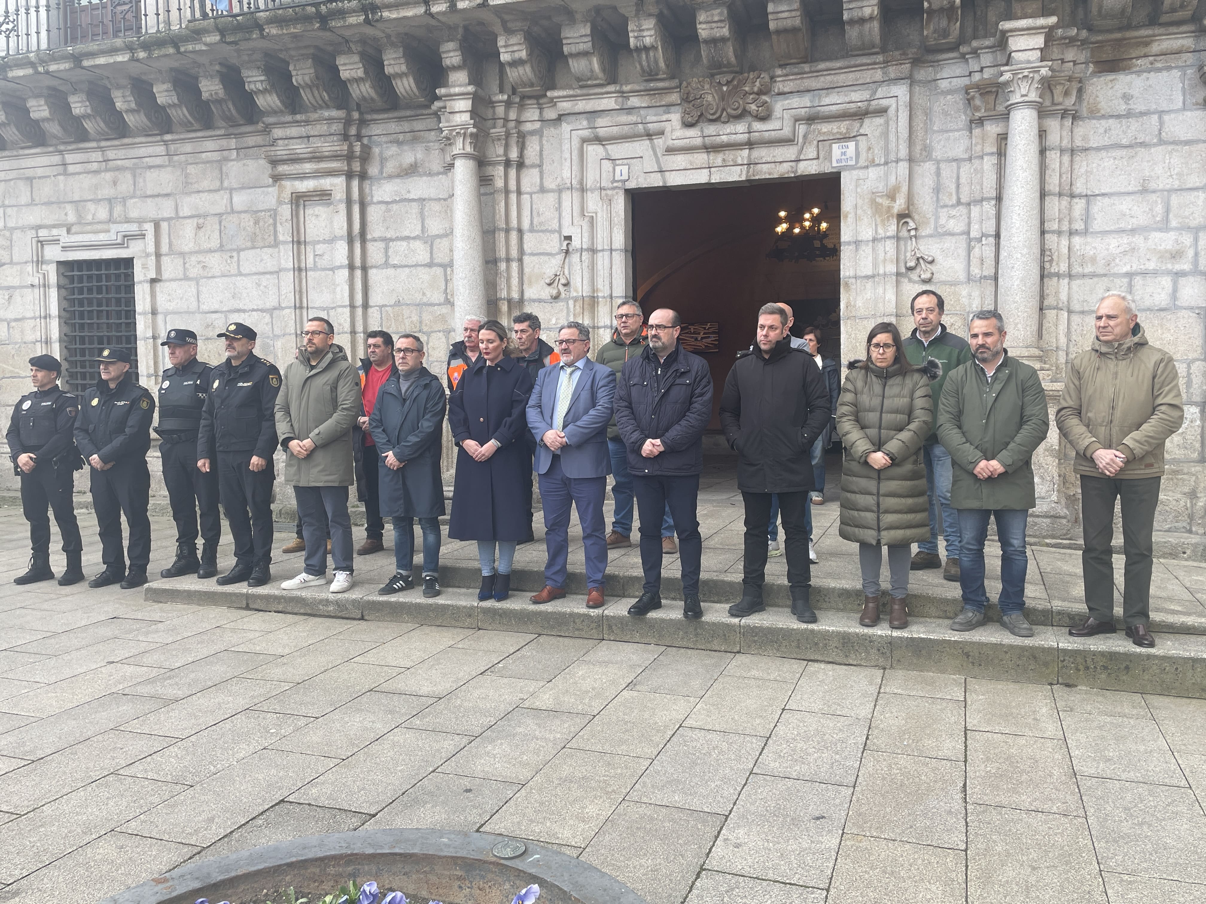 Minuto de silencio en Ponferrada. | JAVIER FERNÁNDEZ