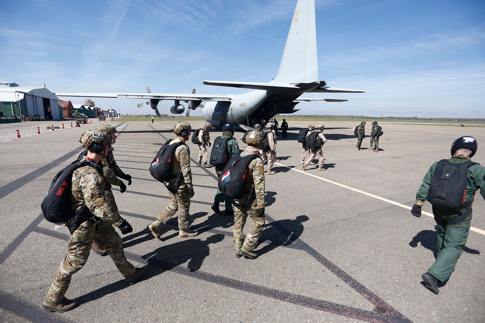 Un ejercicio de paracaidismo en la ahora base aérea de La Virgen del Camino. | ICAL