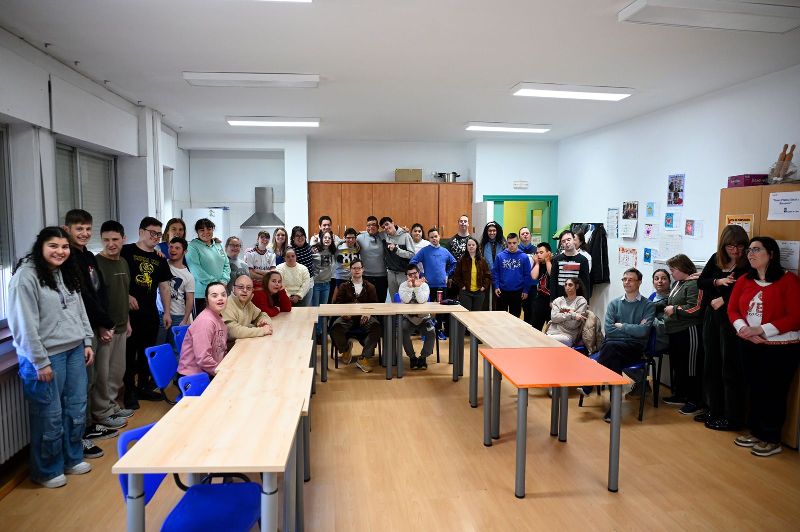 Foto de familia de una de las aulas de Amidown. | SAÚL ARÉN