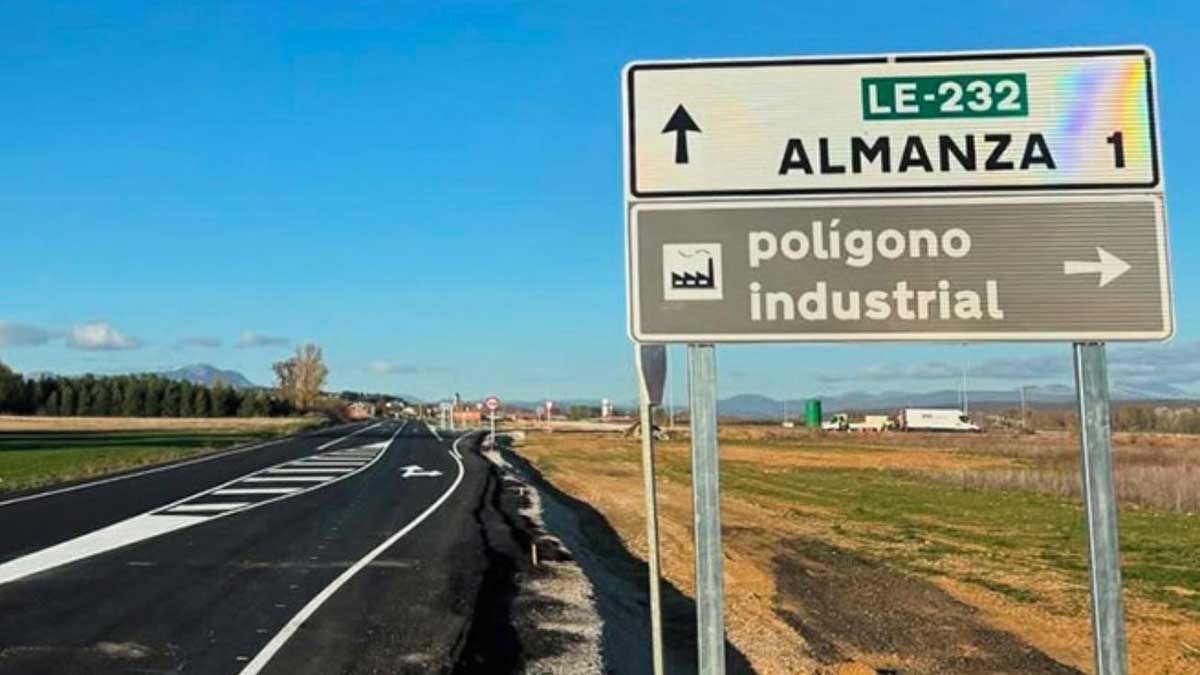 Acceso al polígono industrial de Almanza, en la carretera en dirección a Sahagún. | L.N.C.