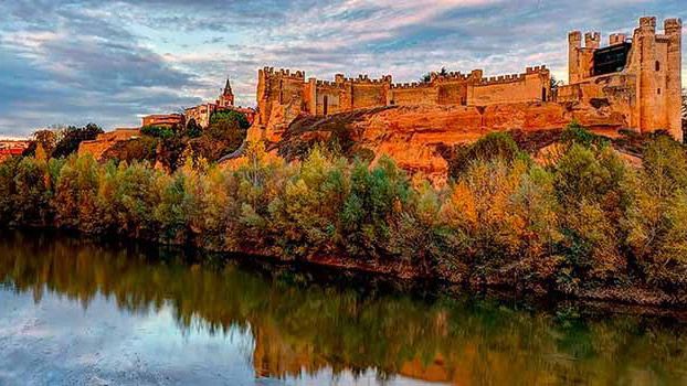 Vista del río Esla a su paso por Valencia de Don Juan ante los ojos de su imponente castillo. | TURISMO VALENCIA DE DON JUAN