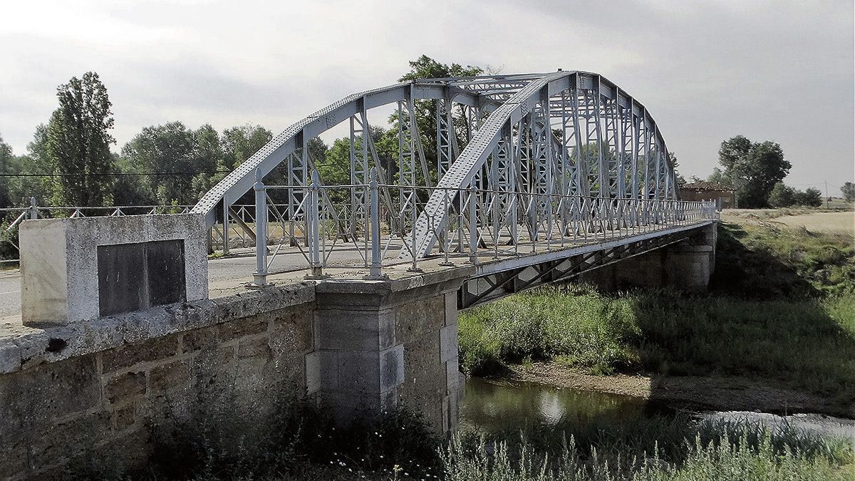 El río Esla su paso por el puente de Hierro entre las localidades de Valderas y Villafer. | L.N.C.