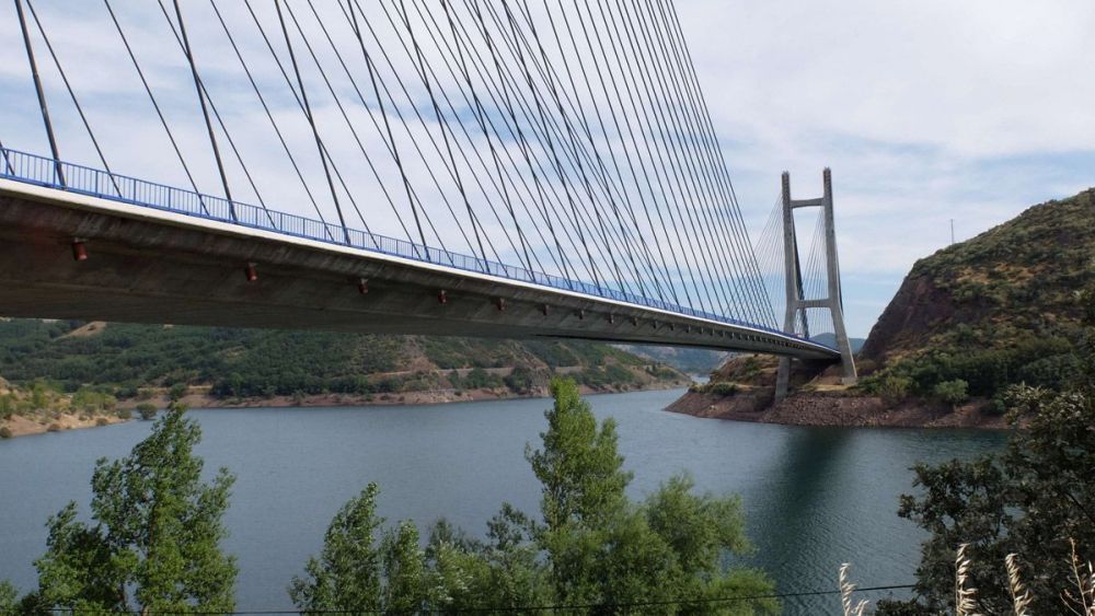 Vista del embalse de Barrios de Luna que goza de su almacenamiento lleno. | MAURICIO PEÑA