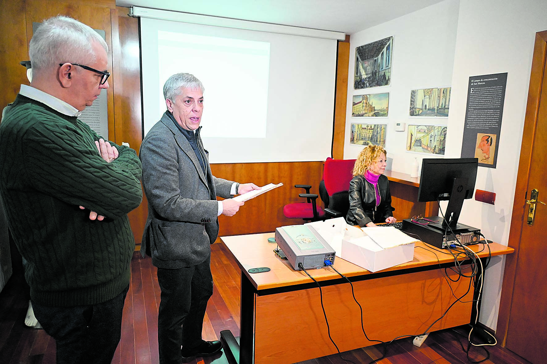 El delegado de la Junta, Eduardo Diego, visitó este jueves el Archivo Histórico Provincial de León. | SAÚL ARÉN