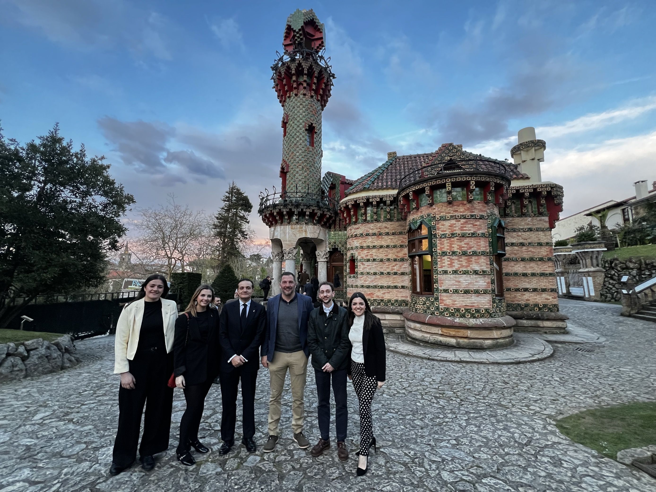 El equipo de Fundos y Casa Botines con Carlos Mirapeix en su visita a El Capricho de Gaudí en Comillas. | L.N.C.