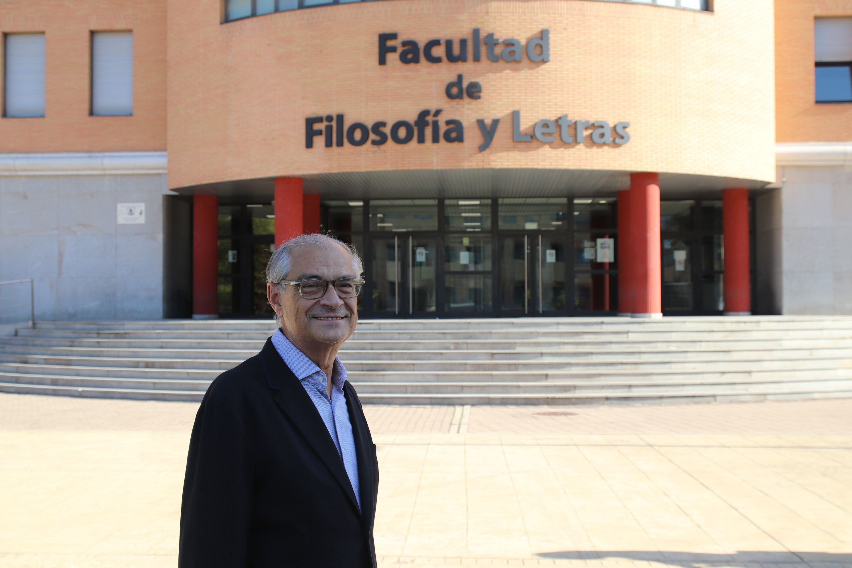 Germán Vega delante de la Facultad de Filosofía y Letras de la Universidad de Valldolid. | JUAN A. BERZAL