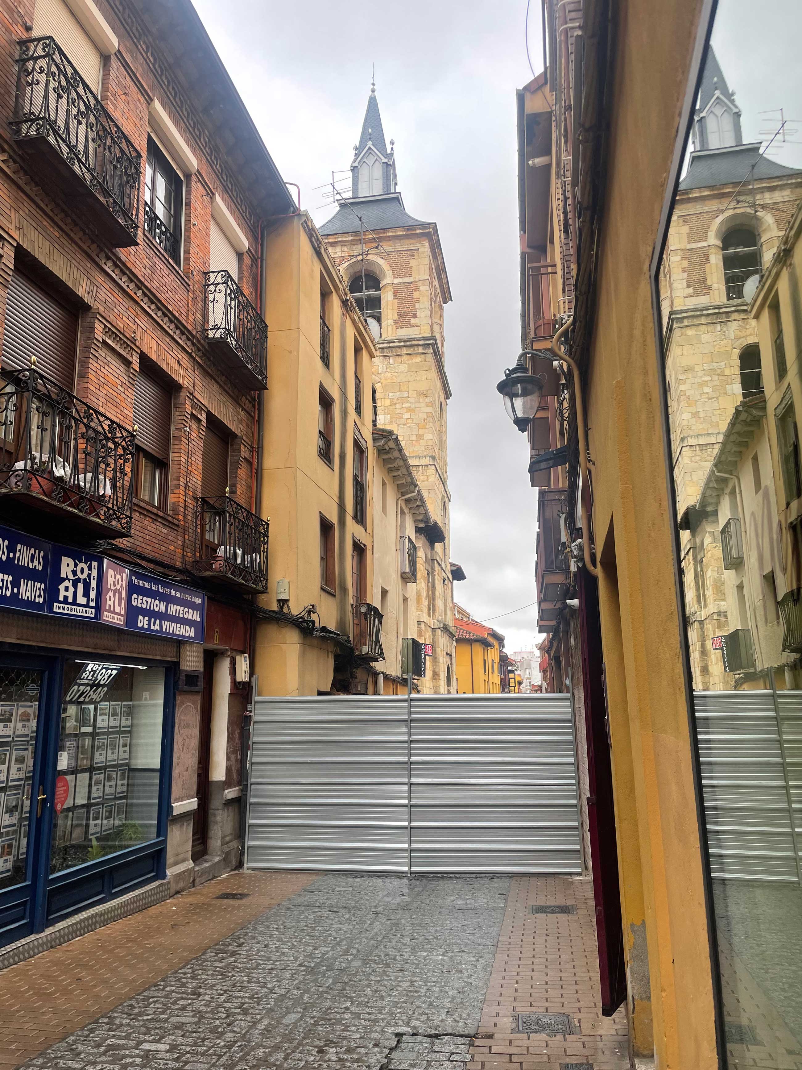 La calle Herreros ha aparecido cortada este viernes. | L.N.C.