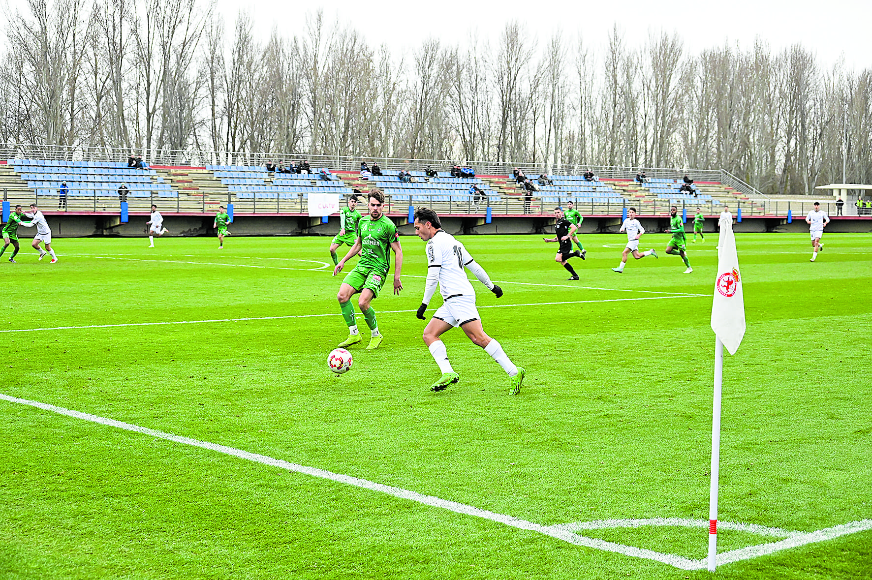 Uno de los momentos del partido entre el Astorga y el Júpiter.  SAÚL ARÉN (1)