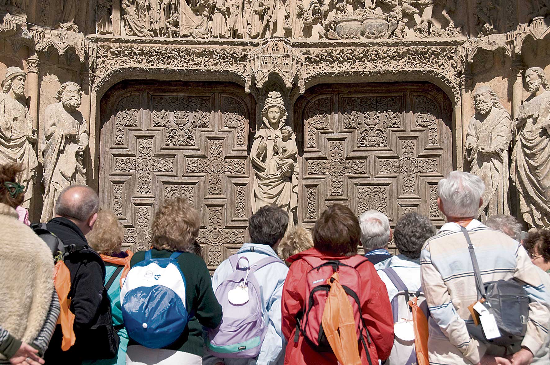 Un grupo de turistas, durante su visita a la Catedral de León. | MAURICIO PEÑA