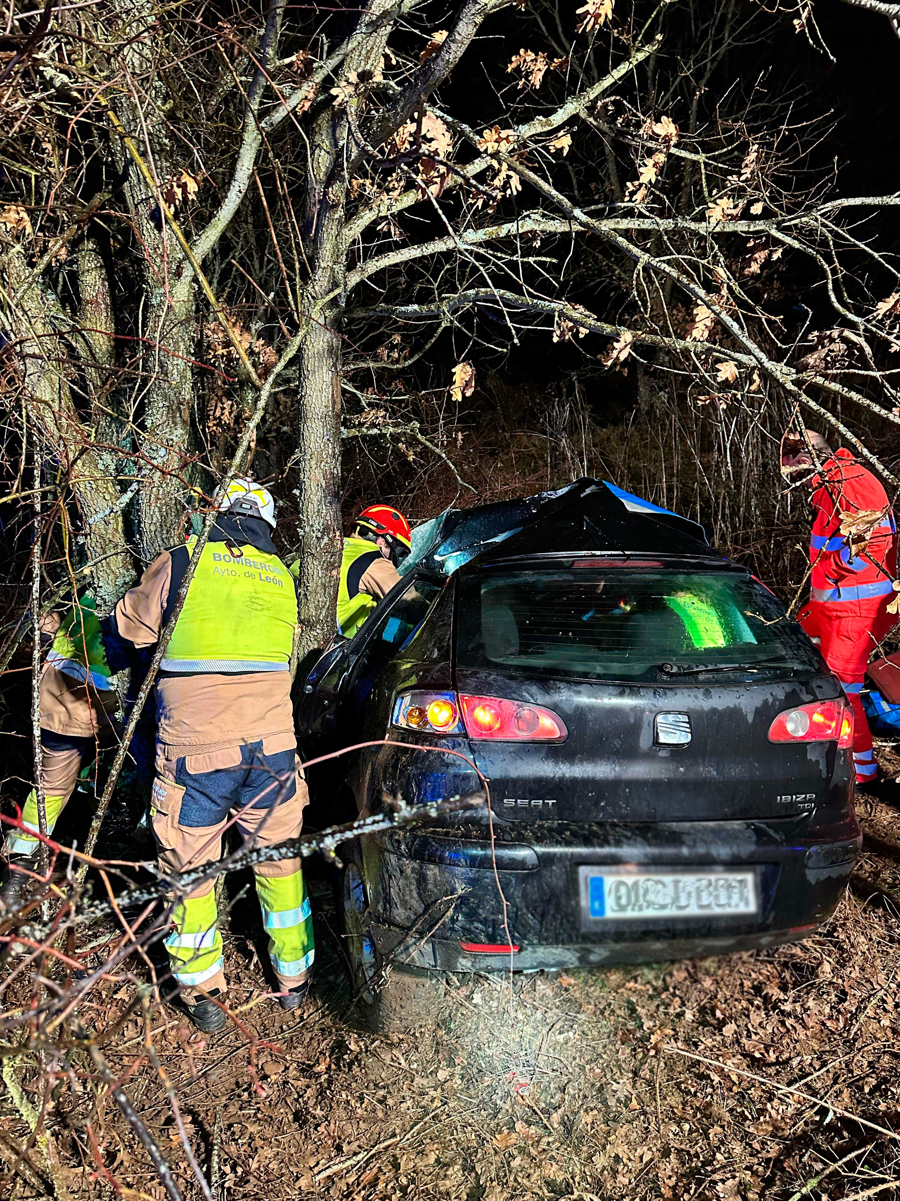 Los Bomberos intervinieron para evacuar a la herida. | BOMBEROS AYTO. LEÓN