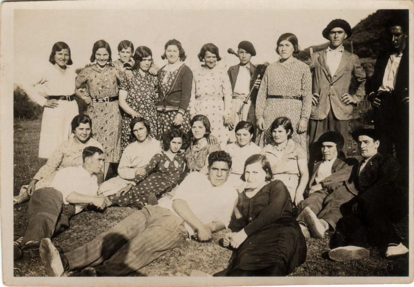 Juventud de Cabañinas y Cubillinos en una boda. Años 30. Foto: Cabañinas y Cubillinos...para no olvidar, de Charo Orallo Santalla.