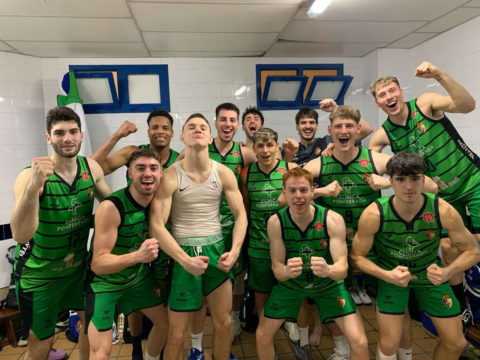 Momento de la celebración del Clínica Ponferrada tras su quinta victoria consecutiva. BALONCESTO PONFERRADA