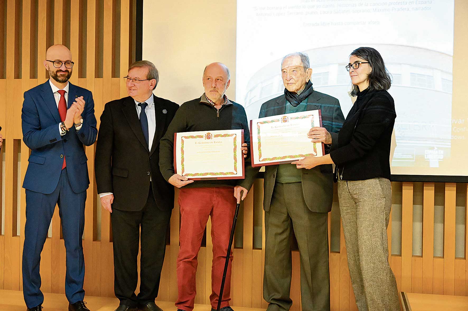 Javier Costa (hijo de Albina Pérez) y Nicolás Sánchez Albornoz recibieron en León el homenaje del Gobierno. | SAÚL ARÉN