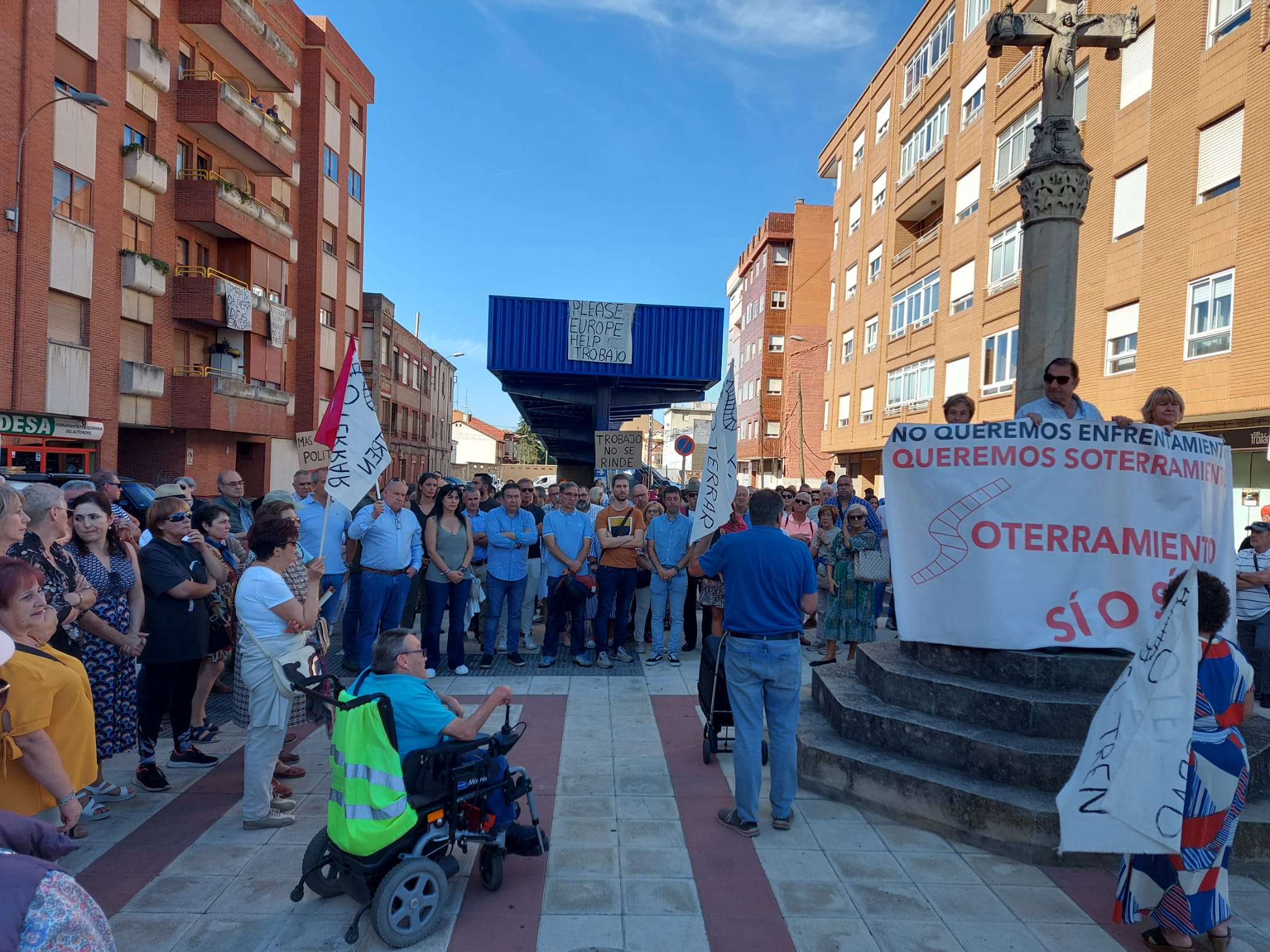 Protesta de la plataforma que exige el soterramiento convocada ante la pasarela azul. | L.N.C.