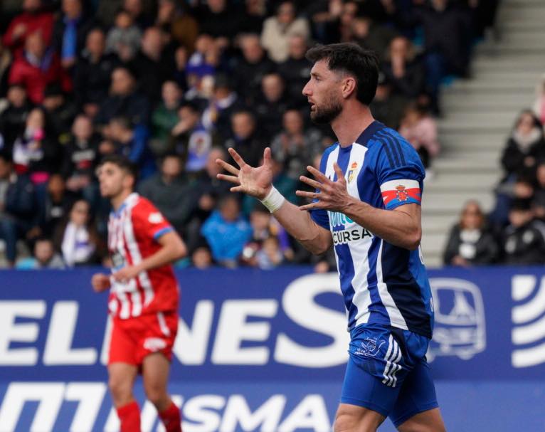 Borja Valle se lamenta tras desperdiciar una de las varias ocasiones de la Deportiva. PONFERRADINA