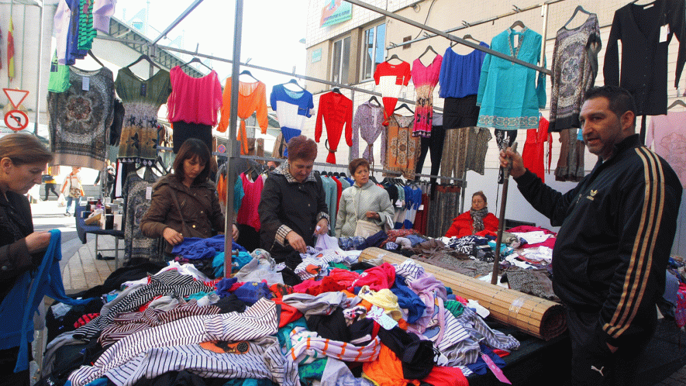 Uno de los puestos de venta de textil en el mercado semanal de Ponferrada. | César Sánchez (Ical)