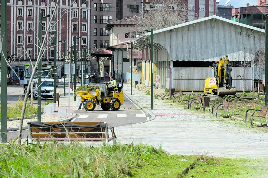 Las máquinas volvieron este lunes al entorno de la estación de Feve en León para adecentar las zonas verdes. MAURICIO PEÑA