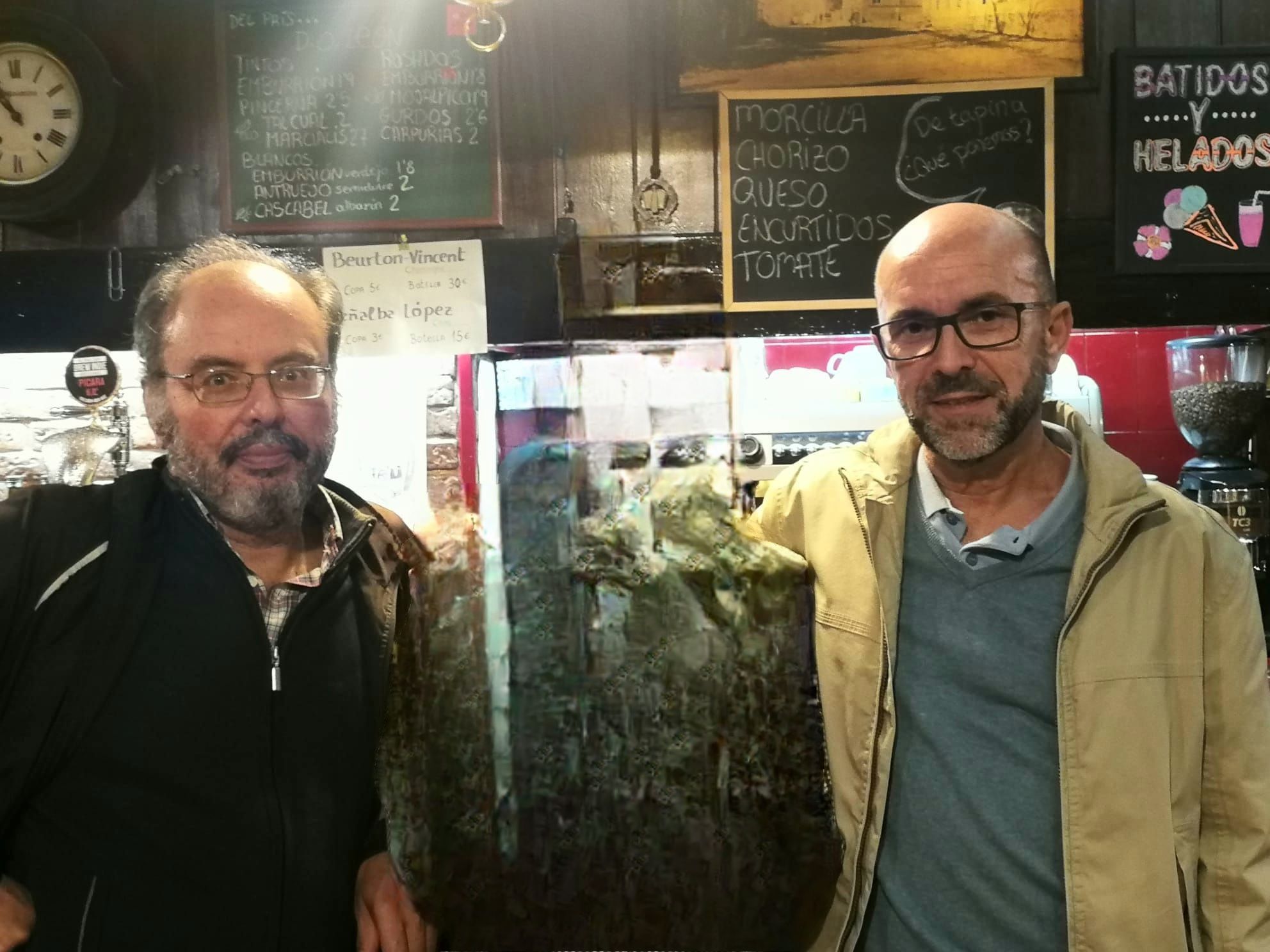 Bueres presentó en Madrid el último libro del leonés Avelino Fierro; este martes será Fierro quien presente en León el de Enrique Bueres, ‘Lo propio y lo ajeno’. | M.A.