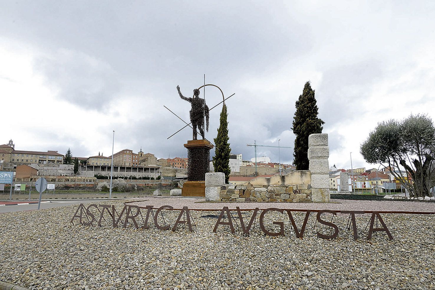 La escultura del emperador Augusto Prima Porta ya da la bienvenida a los peregrinos a la entrada de Astorga. | MAURICIO PEÑA