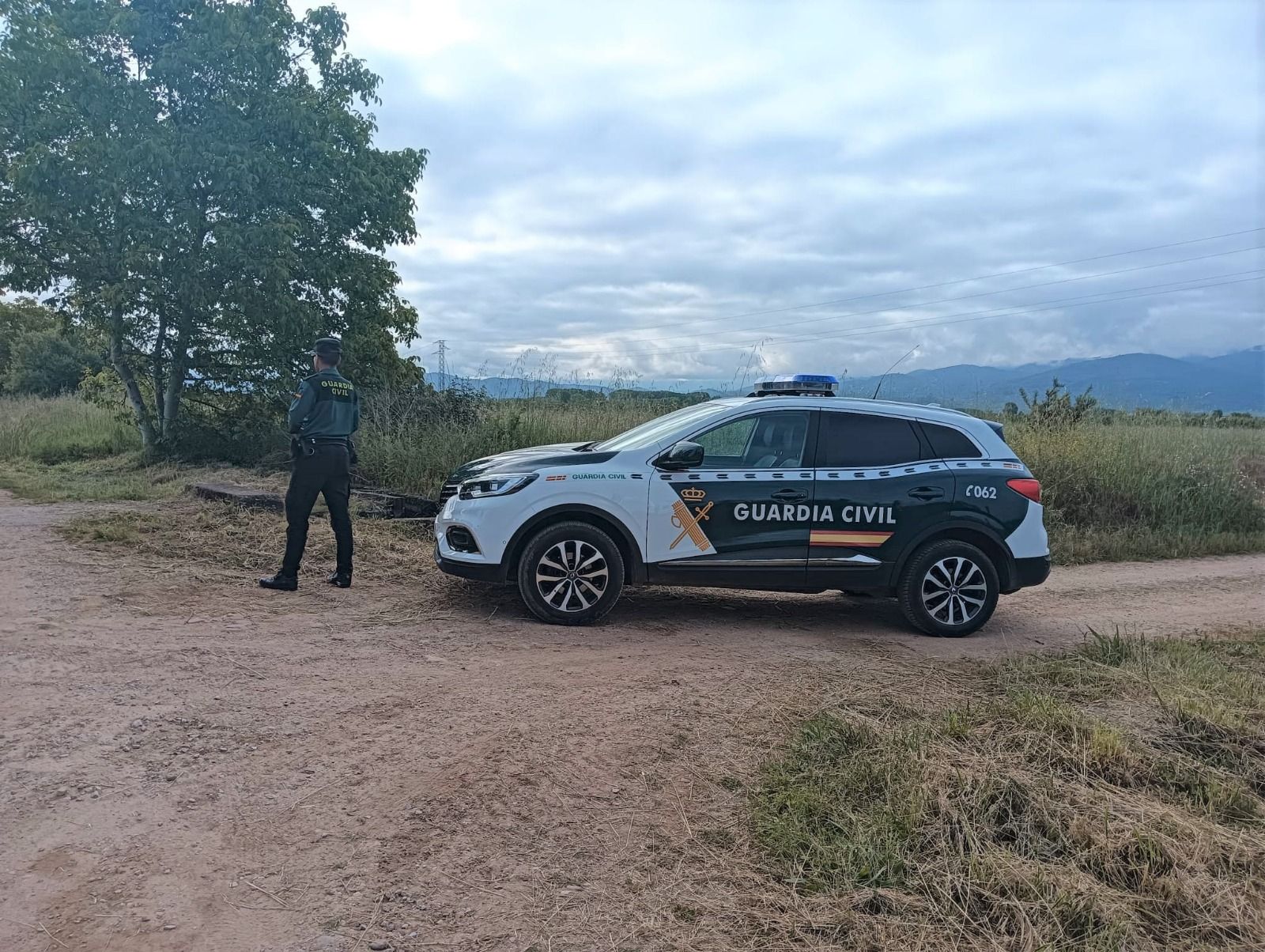 Agentes inspeccionando la zona.