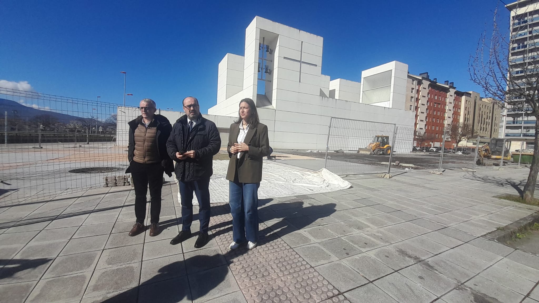 El alcalde y sus concejales visitando las obras de La Rosaleda. | MAR IGLESIAS