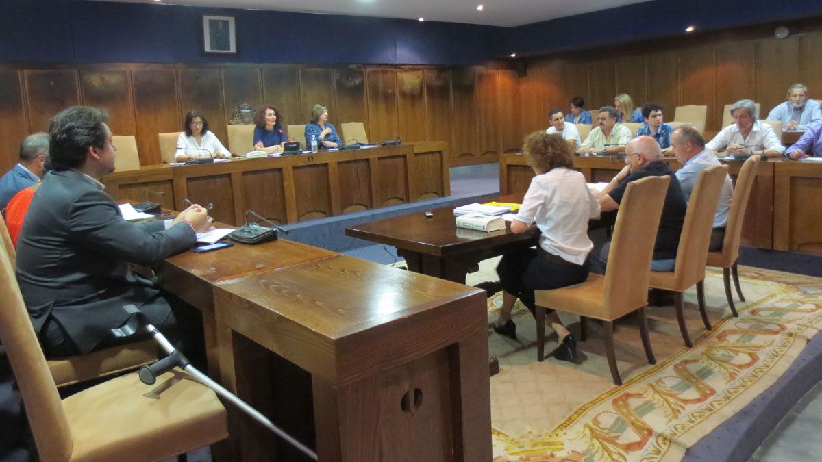 Reunión general de accionistas de Pongesur, con los concejales del Ayuntamiento de Ponferrada. | L.N.C.