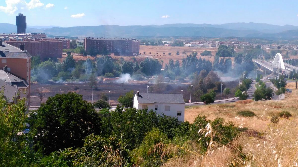 Las casas del poblado gitano quedaron muy cerca de las llamas.|MAR IGLESIAS