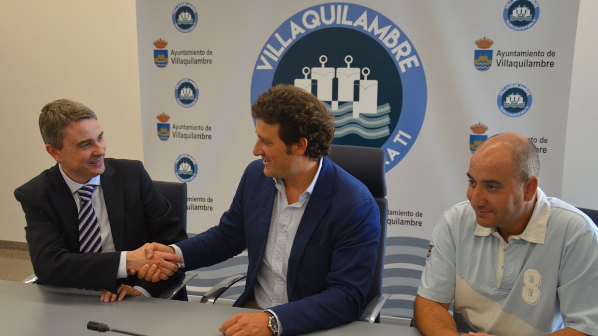Un momento de la firma del acuerdo entre el Consistorio y Autismo León. | LNC