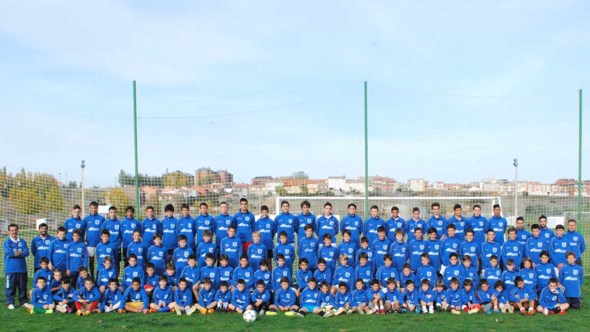 Imagen de grupo de todos los equipos de la Escuela C.D. Astorga.