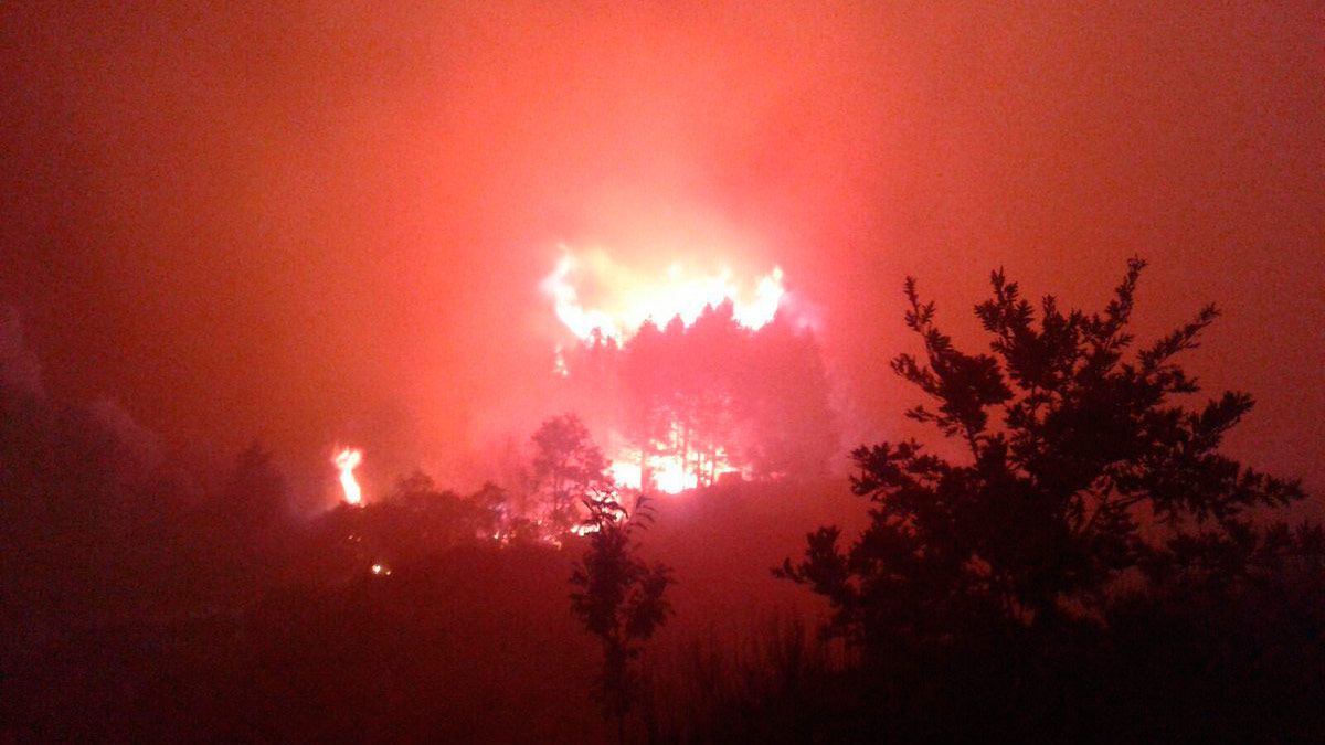 Imágen del incendio de Castrocontrigo originado este domingo por la tarde por un rayo | TW CSI-F CYL